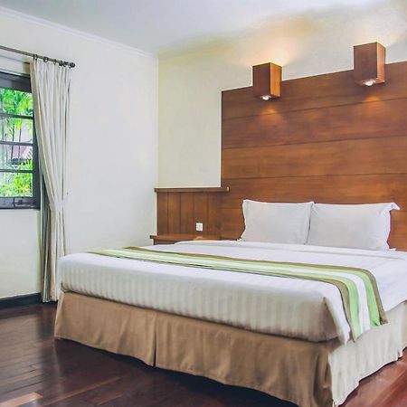 Whiz Prime Hotel Darmo Harapan Surabaya Exteriör bild