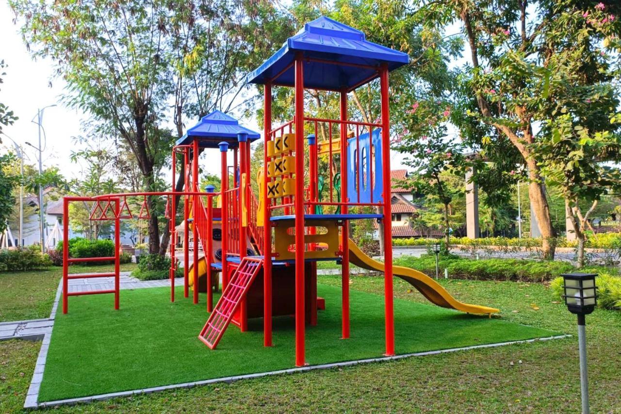 Whiz Prime Hotel Darmo Harapan Surabaya Exteriör bild