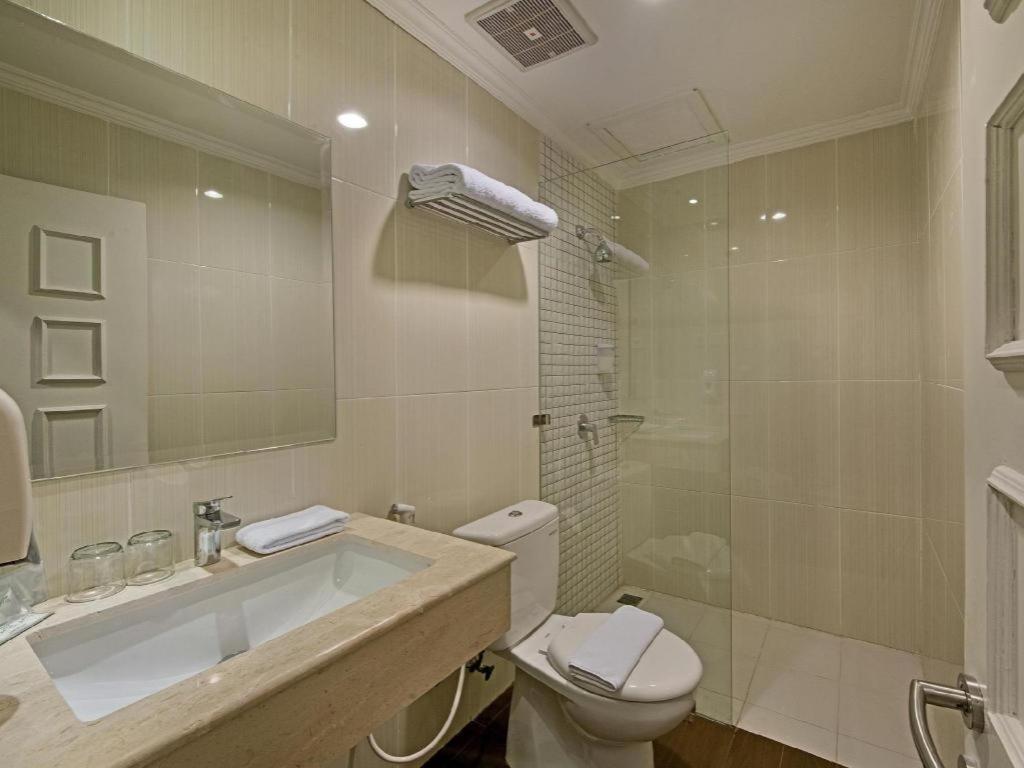Whiz Prime Hotel Darmo Harapan Surabaya Exteriör bild