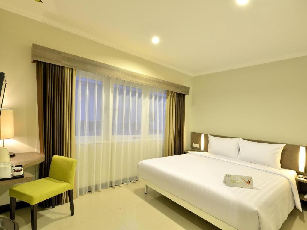 Whiz Prime Hotel Darmo Harapan Surabaya Exteriör bild
