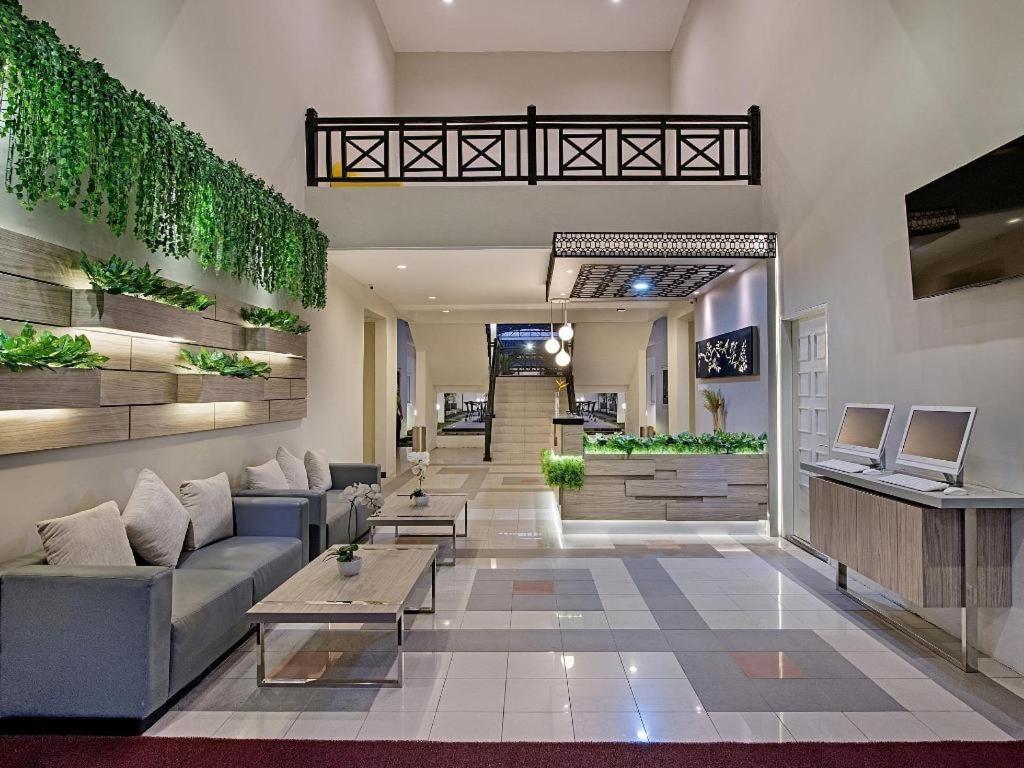Whiz Prime Hotel Darmo Harapan Surabaya Exteriör bild