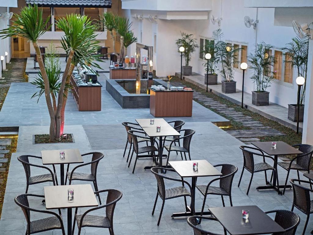 Whiz Prime Hotel Darmo Harapan Surabaya Exteriör bild