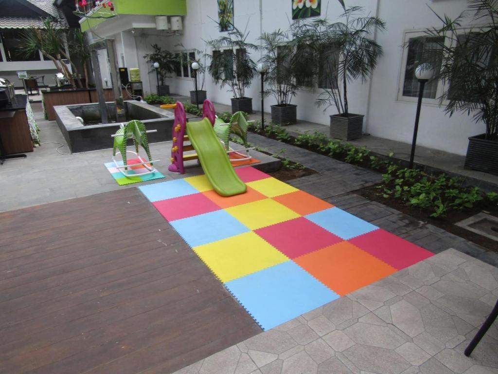 Whiz Prime Hotel Darmo Harapan Surabaya Exteriör bild
