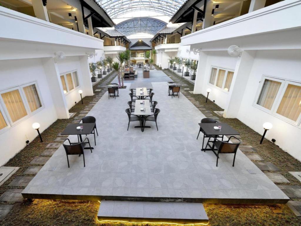 Whiz Prime Hotel Darmo Harapan Surabaya Exteriör bild