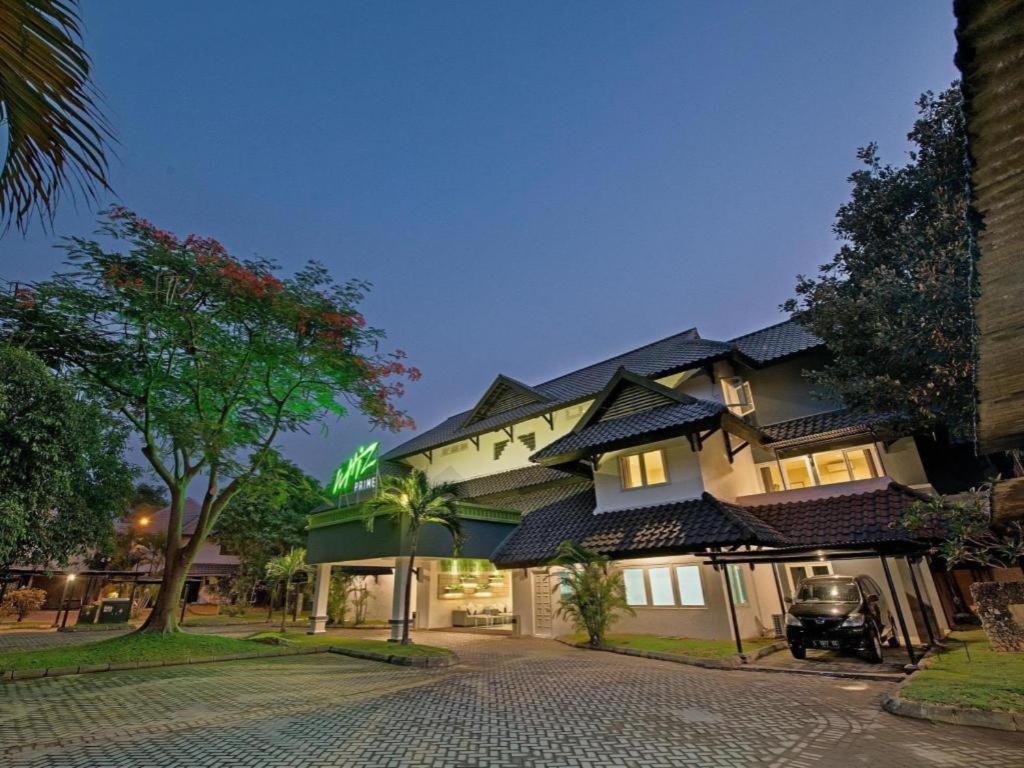Whiz Prime Hotel Darmo Harapan Surabaya Exteriör bild