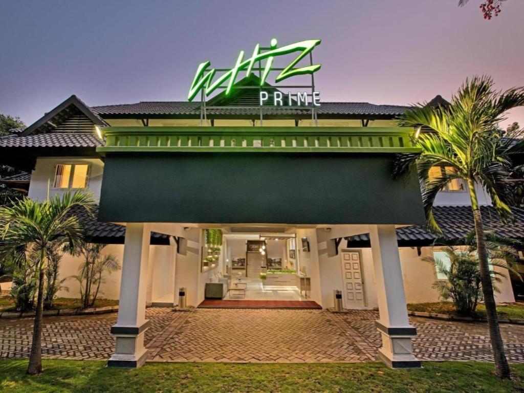 Whiz Prime Hotel Darmo Harapan Surabaya Exteriör bild