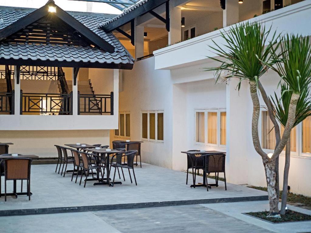 Whiz Prime Hotel Darmo Harapan Surabaya Exteriör bild