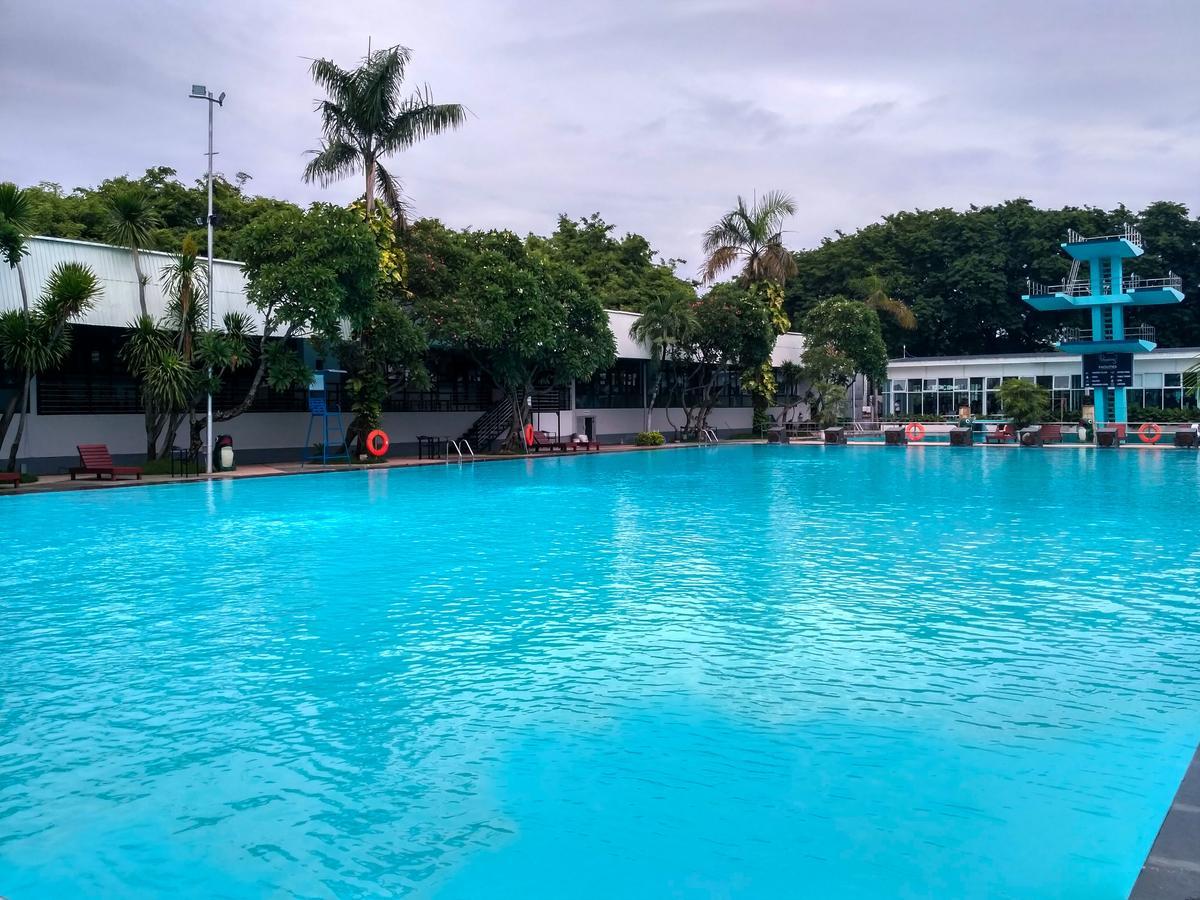 Whiz Prime Hotel Darmo Harapan Surabaya Exteriör bild