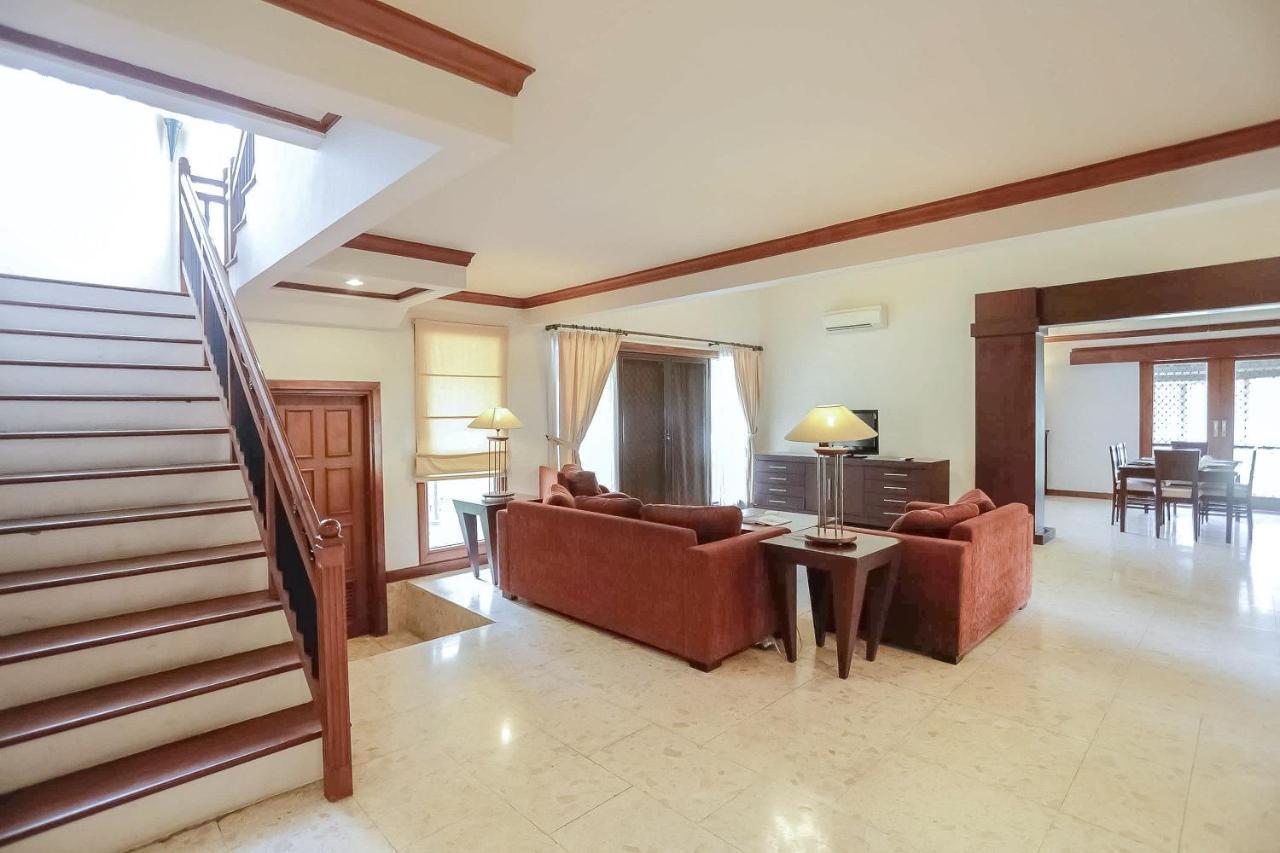 Whiz Prime Hotel Darmo Harapan Surabaya Exteriör bild