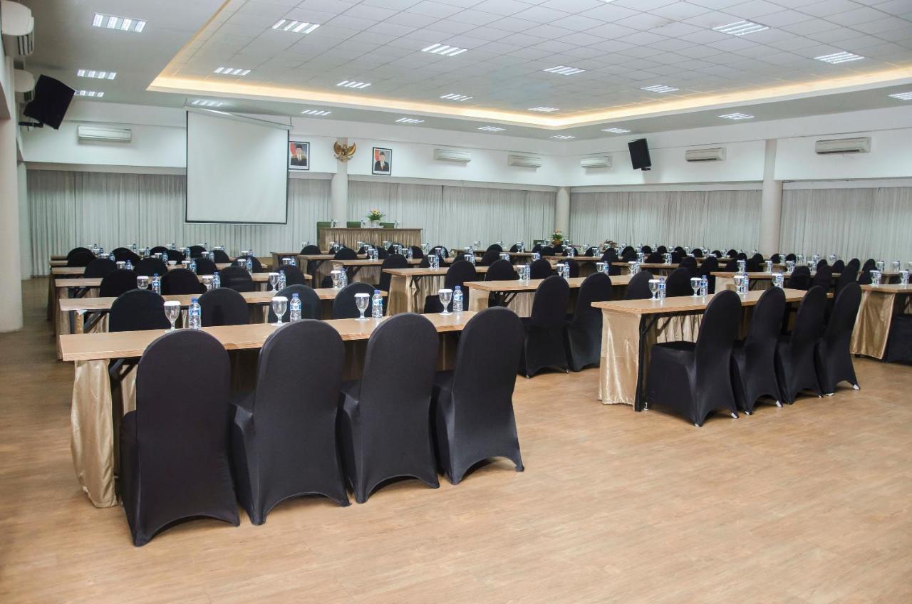 Whiz Prime Hotel Darmo Harapan Surabaya Exteriör bild