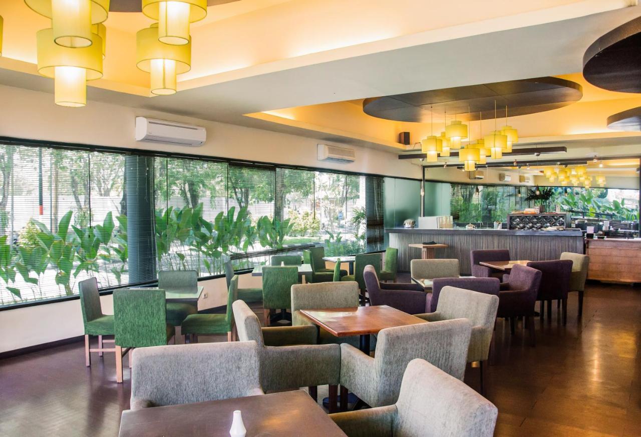Whiz Prime Hotel Darmo Harapan Surabaya Exteriör bild