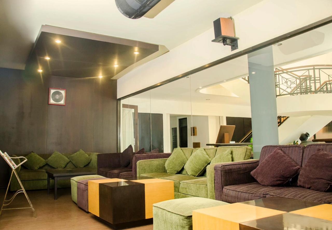 Whiz Prime Hotel Darmo Harapan Surabaya Exteriör bild