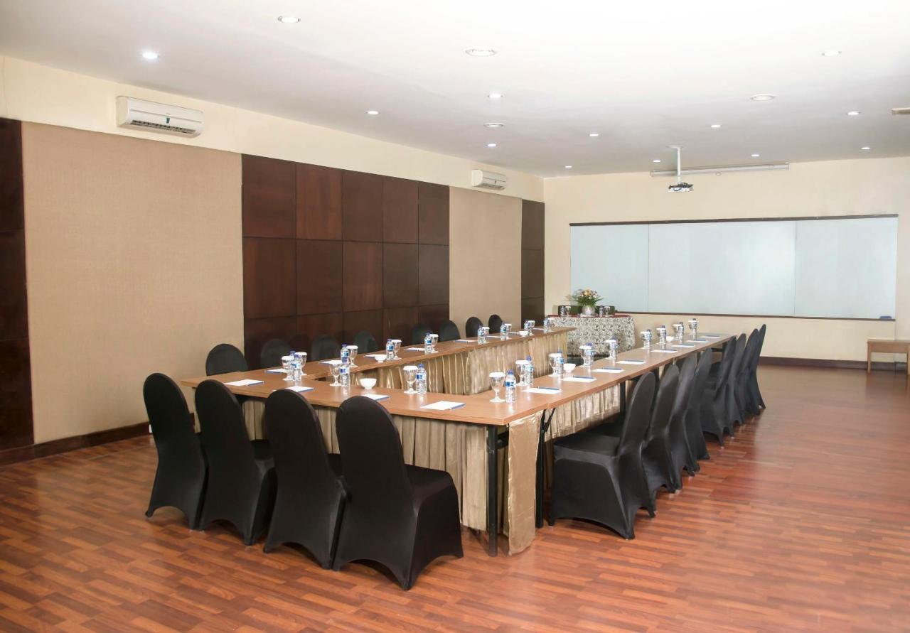 Whiz Prime Hotel Darmo Harapan Surabaya Exteriör bild