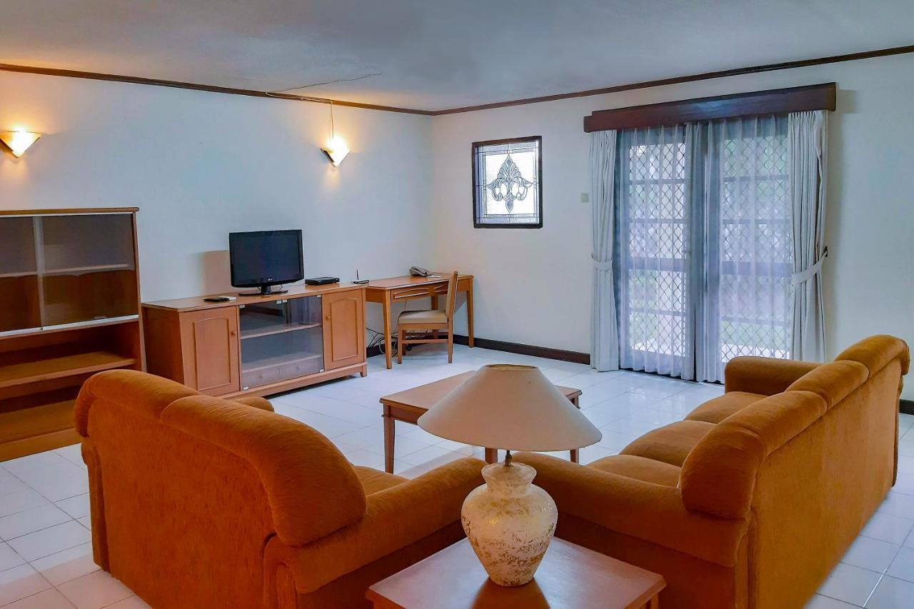 Whiz Prime Hotel Darmo Harapan Surabaya Exteriör bild