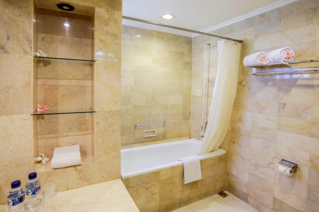 Whiz Prime Hotel Darmo Harapan Surabaya Exteriör bild