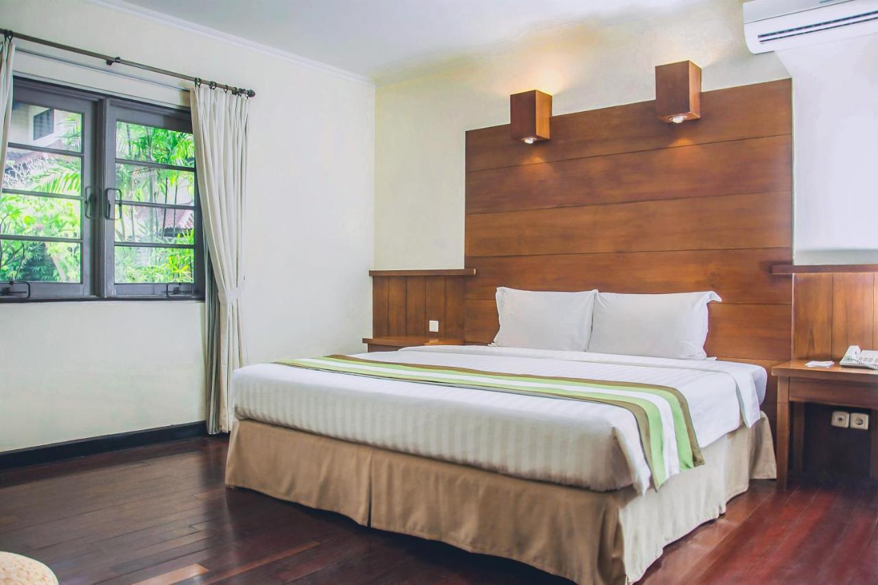 Whiz Prime Hotel Darmo Harapan Surabaya Exteriör bild