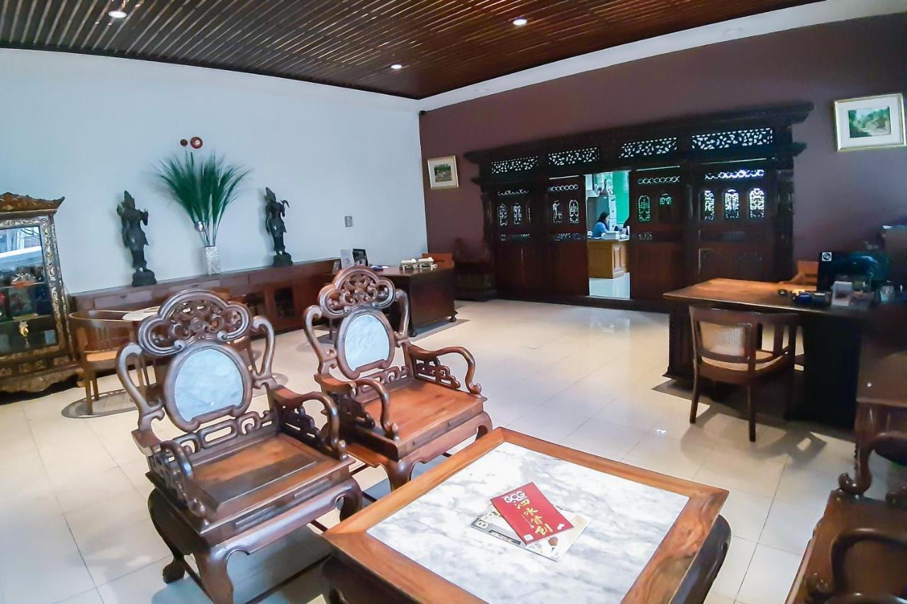 Whiz Prime Hotel Darmo Harapan Surabaya Exteriör bild
