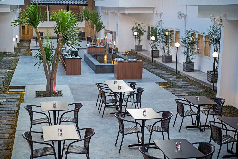 Whiz Prime Hotel Darmo Harapan Surabaya Exteriör bild