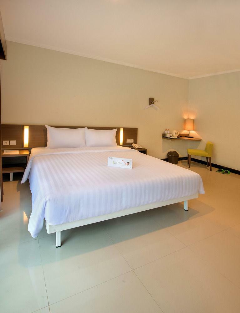 Whiz Prime Hotel Darmo Harapan Surabaya Exteriör bild
