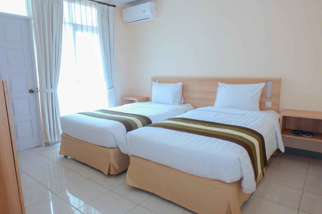 Whiz Prime Hotel Darmo Harapan Surabaya Exteriör bild