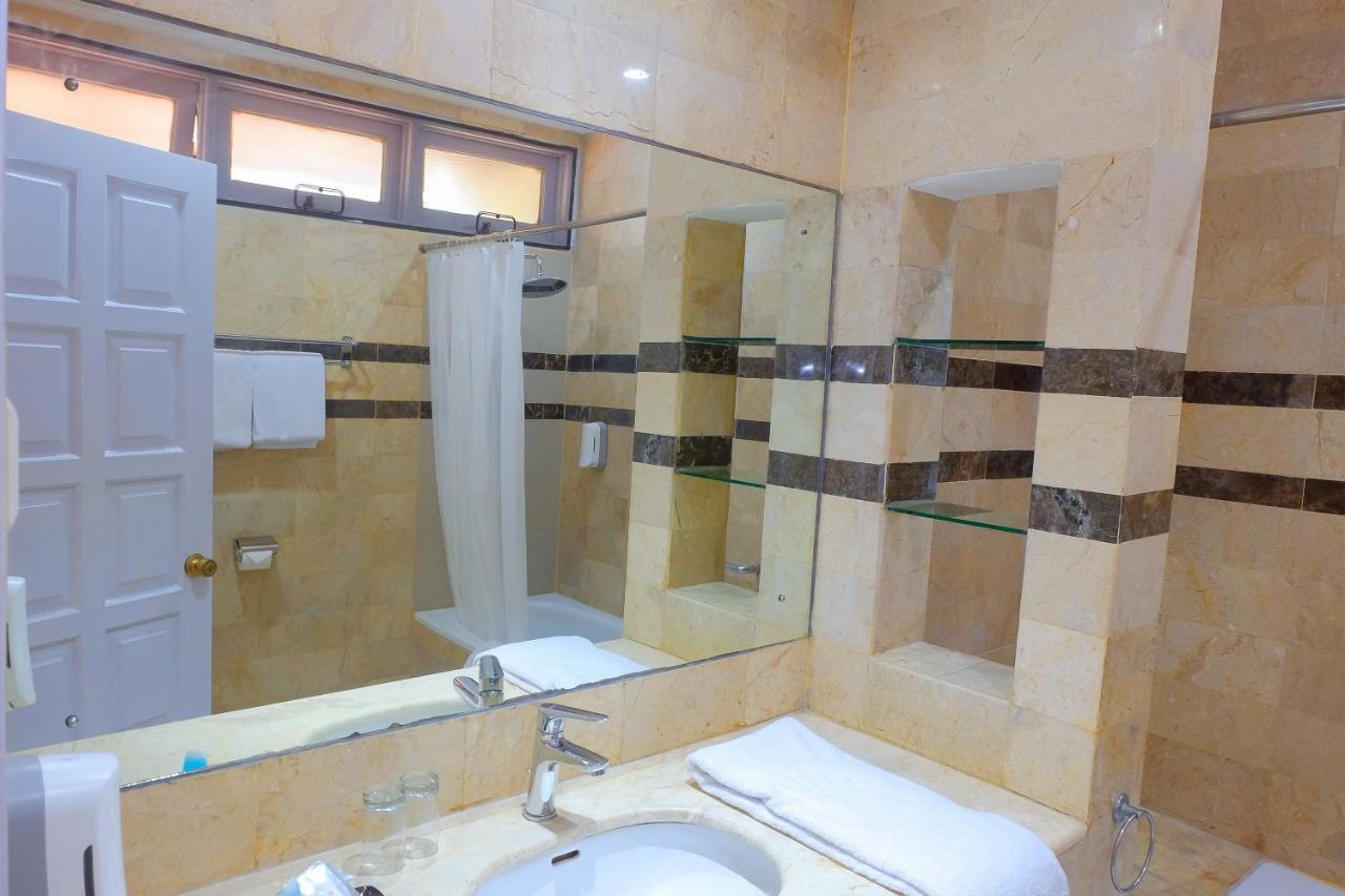 Whiz Prime Hotel Darmo Harapan Surabaya Exteriör bild