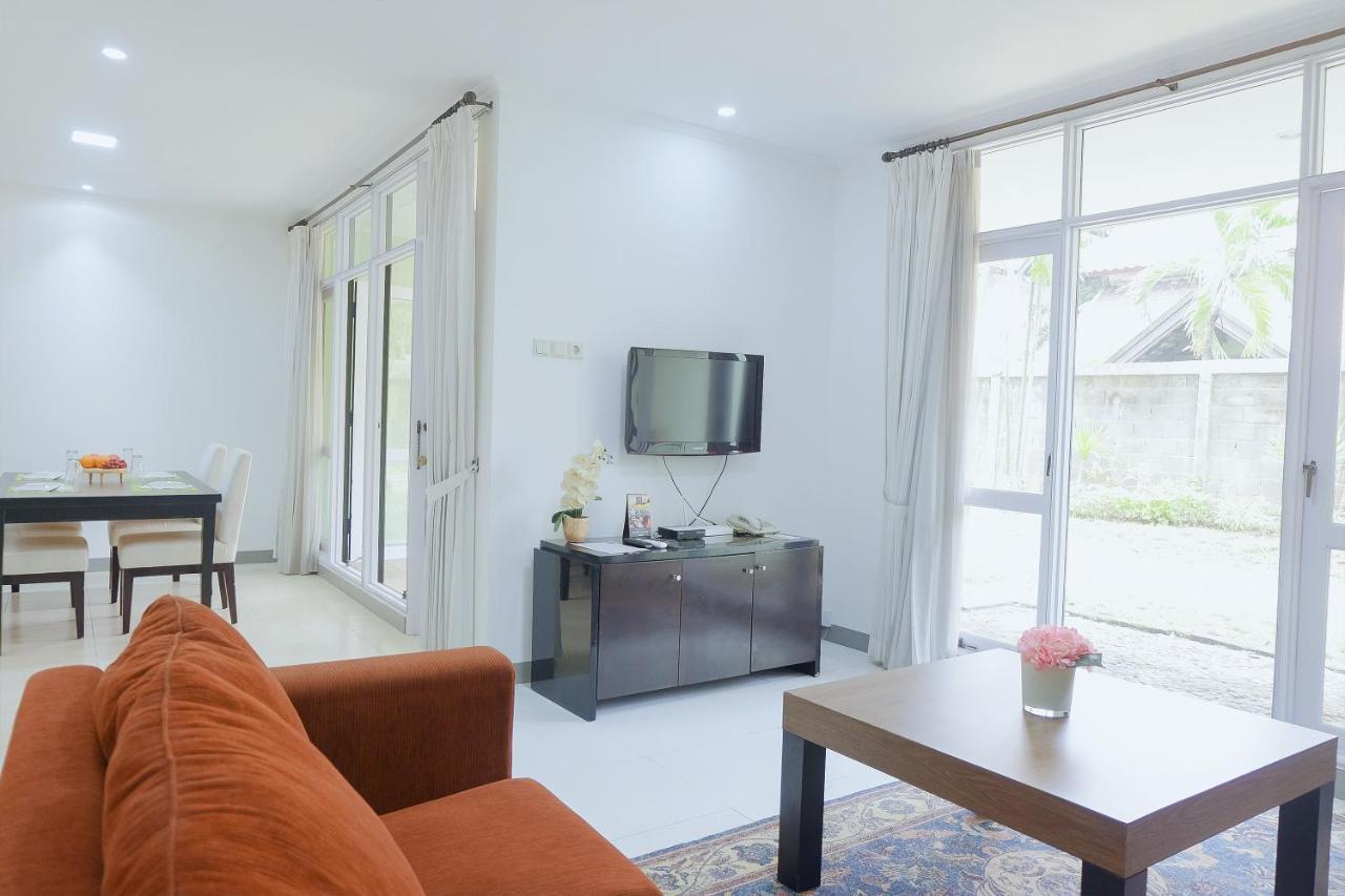 Whiz Prime Hotel Darmo Harapan Surabaya Exteriör bild