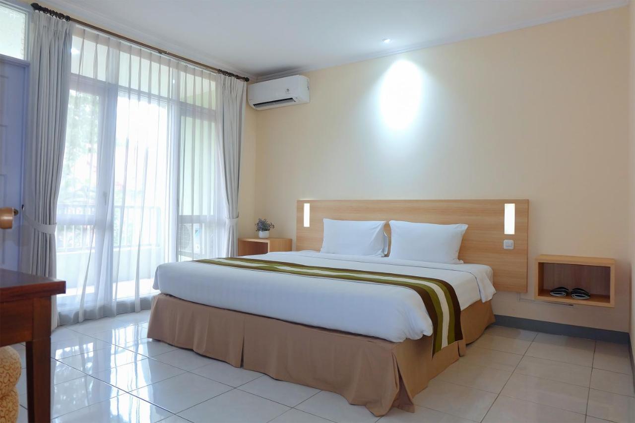 Whiz Prime Hotel Darmo Harapan Surabaya Exteriör bild