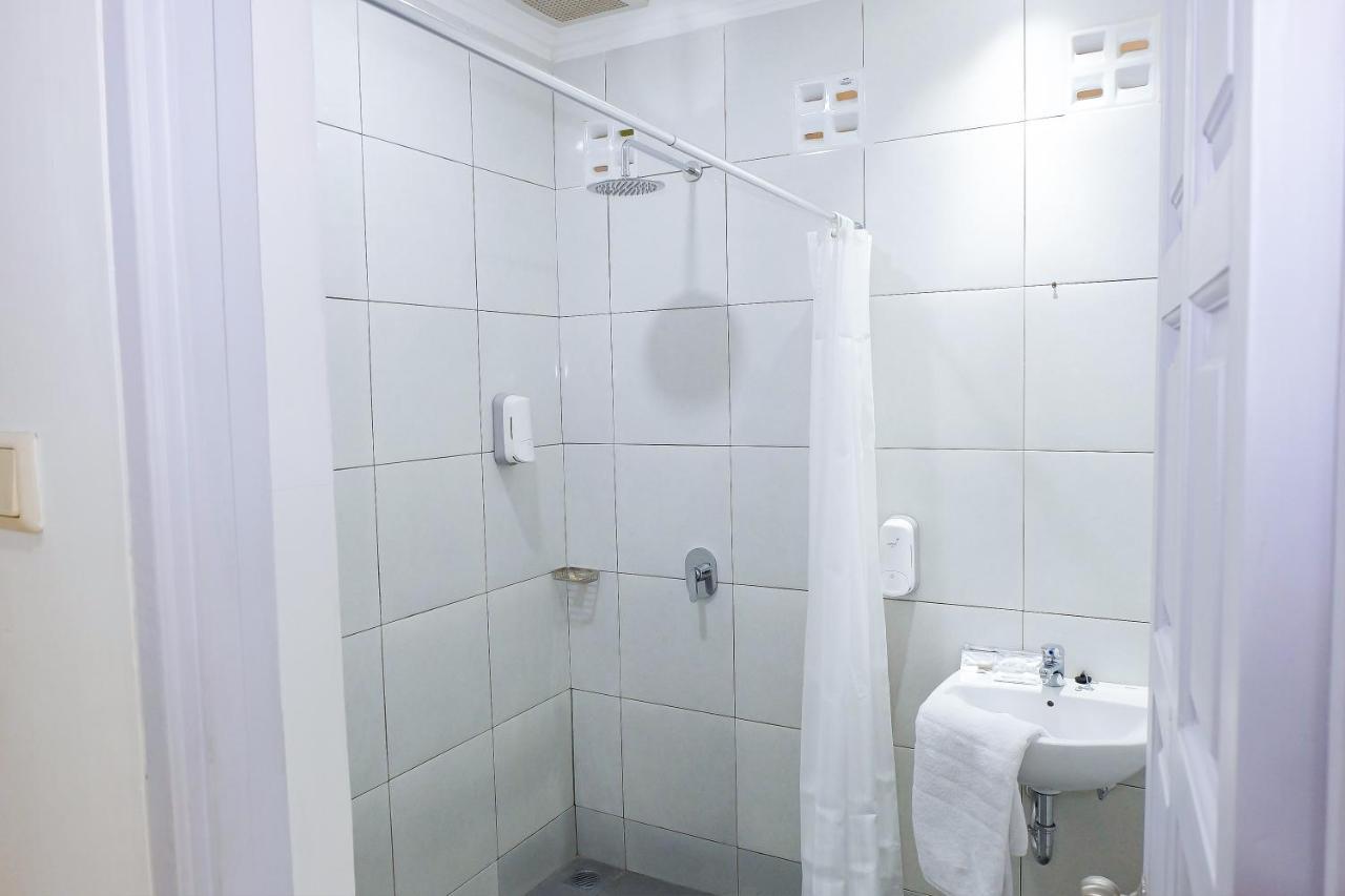Whiz Prime Hotel Darmo Harapan Surabaya Exteriör bild
